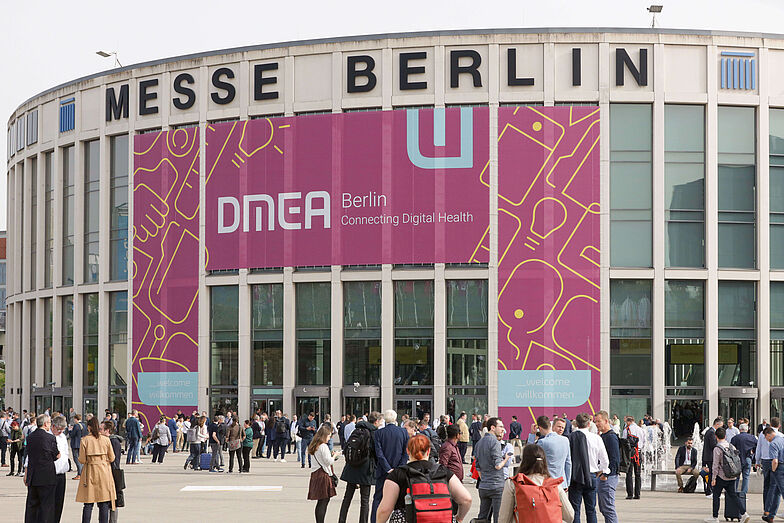 Der Veranstaltungsort der DMEA 2024, Messe Berlin, mit zahlreichen Bersucher:innen 