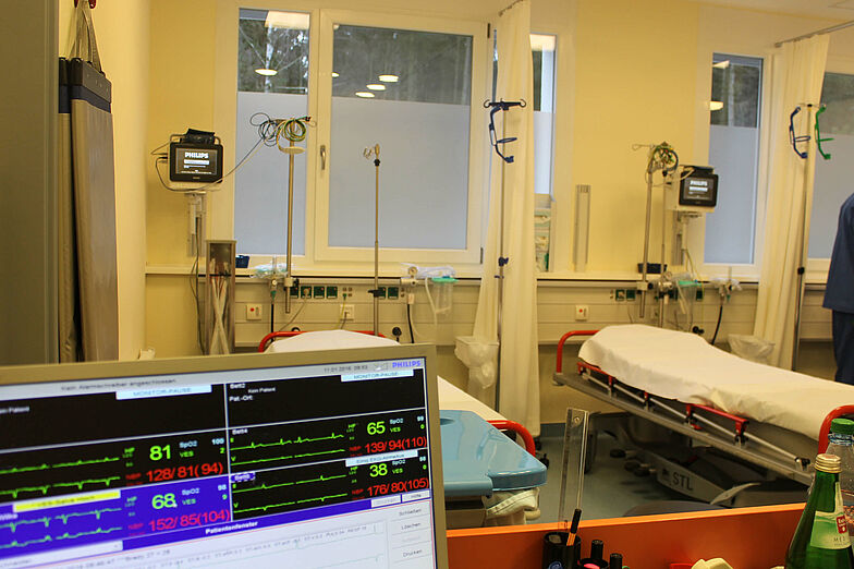 Zwei Betten mit medizinischer Ausstattung in der zentralen Notaufnahme
