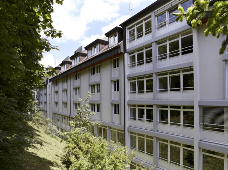 Mediclin Klinik am Vogelsang: Mehrstöckiges helles Gebäude von Bäumen eingerahmt